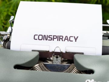 #ThinkBeforeSharing (#PredSdilenimPremyslejte) Typewriter Paper Conspiracy - viarami / Pixabay